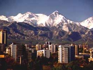 Pohľad na veľhory Ťan–šan, pod ktorými leží bývalé hlavné mesto Kazachstanu Almaty. S 1,2 miliónmi obyvateľov je však stále najväčšie v krajine.