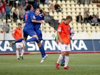 Zlaté Moravce sa po víťazstve v Slovenskom pohári (snímka je práve z finálového zápasu so Sencom) a postupe do Corgoň ligy, tešia ďalšiemu úspechu - postupu v kvalifikácii Pohára UEFA.