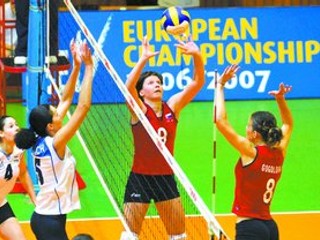 Aj Ivana Zburová (druhá sprava) a Jana Gogolová (vpravo) sú v slovenskom výbere na Svetovú letnú univerziádu.