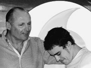 Ron Dennis (vľavo) so španielskym obhajcom titulu majstra sveta formuly 1 Fernandom Alonsom.