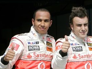 Fernando Alonso (vpravo) so svojím kolegom z McLarenu Lewisom Hamiltonom po skončení kvalifikácie na Veľkú cenu Maďarska.