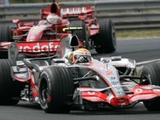 Jazdec McLaren Mercedes Lewis Hamilton (vpredu) sa stal víťazom Veľkej ceny Maďarska