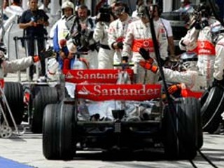 Rozhodujúca chvíľa Veľkej ceny Maďarska formuly 1 sa udiala už v sobotňajšej kvalifikácii v depe tímu McLaren, keď Španiel Fernando Alonso (v popredí) nešportovo pribrzdil svojho kolegu Lewisa Hamiltona, takže Angličan už nestihol posledné kolo. Podľa roz