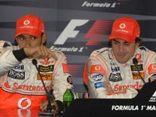 Vzťah medzi jazdcami tímu formuly 1 McLaren Lewisom Hamiltonom (vľavo) a Fernandom Alonsom je po víkendovej Veľkej cene Maďarska na bode mrazu.