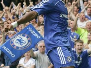 Florent Malouda z FC Chelsea oslavuje svoj gól v bráne Birminghamu v 1. kole anglickej futbalovej Premiership