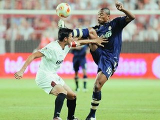 Julio Cesar Baptista (vpravo) v súboji so Sevillčanom José Martim Solerom. Z prvého zápasu španielskeho Superpohára FC Sevilla – Real Madrid 1:0.