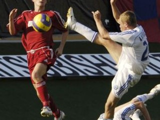 Na snímke vľavo domáci Peter Kuračka v súboji s Alexandrom Aňukovom.