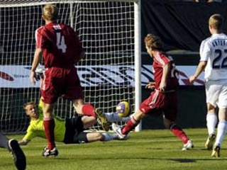 Stredopoliar Zlatých Moraviec Peter Kuračka vo vyloženej šanci prestreľuje bránku Zenitu Petrohrad v druhom predkole futbalového Pohára UEFA. ViOn - Zenit 0:2.