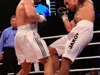Abraham (vpravo) v 6. kole proti vyzývateľovi Chorenovi Gevorovi.