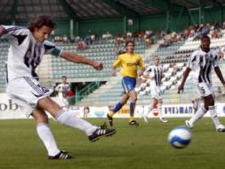 Ján Kozák (vľavo) strieľa na košickú bránu v zápase 6. kola Corgoň ligy FC Artmedia Petržalka - MFK Košice. Bratislava, 19. august 2007.