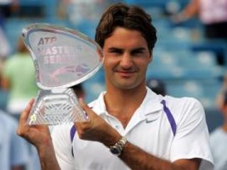 Švajčiar Roger Federer pózuje s víťaznou trofejou po finálovom zápase s Jamesom Blakeom na turnaji Western & Southern Financial Group Masters 19. augusta 2007 v Cincinnati.