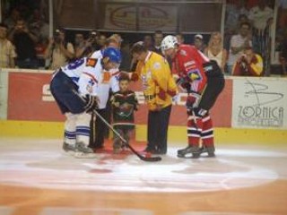 Slávnostné buly zápasu vhodil syn Pavla Demitru Lukas. Spolu s ním sa zučastnili primator Trenčína Branislav Celer (v Trenčianskom drese), riaditeľ spoločnosti ORANGE Pavol Lančarič a vpravo Jaromír Jágr. Pred zápasom hráčov NHL v Trenčíne medzi DEMITRA T