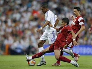 Robinho z Realu Madrid (vľavo) v súboji s Danielom Alvesom z FC Sevilla vo finále španielskeho Superpohára. Tešili sa z neho Sevillčania, ktorí chcú prekvapiť aj v Primera division.
