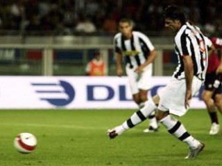 Útočník Juventusu Turín Vincenzo Iaquinta strieľa z penalty svoj druhý gól proti Livornu
