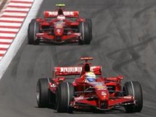 Piloti stajne Ferrari Felipe Massa z Brazílie a Kimi Raikkonen z Fínska dominovali na Veľkej cene Turecka automobilov formuly 1