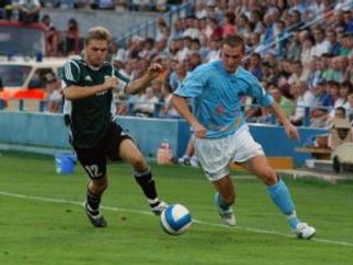 Peter Grajciar z FC Nitra (vpravo) uniká brániacemu Branislavovi Obžerovi z FC Artmedia Petržalka (vľavo) v zápase 7. kola Corgoň ligy: FC Nitra - Artmedia Petržalka.