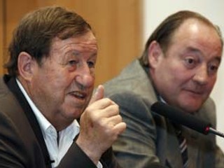 Tréner Guy Roux (vľavo) s prezidentom klubu RC Lens Gervaisom Martelom.