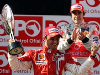 Víťazné gesto Brazílčana Felipe Massu, vpravo mu aplauduje tretí v poradí vo Veľkej cene Turecka Španiel Fernando Alonso.