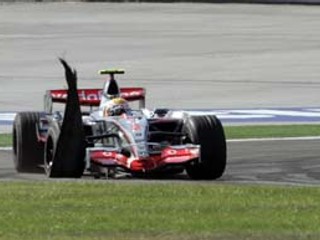 Prasknutá guma spôsobila, že britský jazdec Lewis Hamilton klesol v Istanbule z tretej pozície na konečnú piatu.