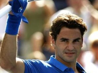 Švajčiar Roger Federer máva publiku po porážke Američana Scoville Jenkinsa v zápase prvého kola tenisového turnaja US Open 27. augusta 2007 vo Flushing Meadows. Federer vyhral 6-3, 6-2, 6-4.