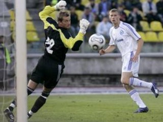 Pavel Pogrebnyak striela gól brankárovi Michalovi Peškovičovi v odvetnom zápase predkola Pohára UEFA medzi Zenitom Petrohrad a FC Vion Zlaté Moravce