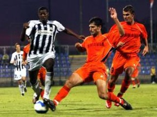 Karim Guédé, Armen Petikyan a Luis Rodrigues Cleber v súboji o loptu v odvetnom zápase 2. predkola pohára UEFA - FC Artmedia Petržalka - FC Mika Ashtarak.