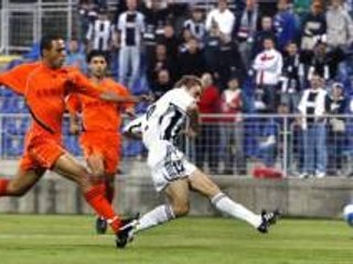 Branislav Obžera (vpravo) strieľa gól v odvetnom zápase 2. predkola pohára UEFA - FC Artmedia Petržalka - FC Mika Ashtarak.