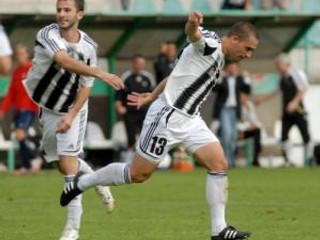 Na snímke vpravo strelec dvoch gólov Juraj Piroška sa teší zo zásahu do svätine Petra Boroša a na sn. vľavo Martin Ďurica v 8. kole Corgoň ligy medzi Artmediou Petržalka a Dukolu Banská Bystrica