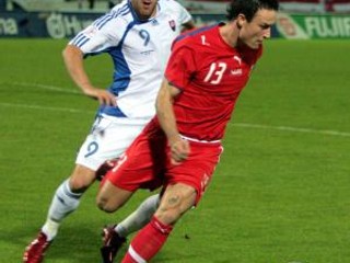 Zľava: Filip Šebo a Martin Jiránek vo vzájomnom súboji o loptu v stretnutí kvalifikácie na Majstrovstvá Európy Slovensko - Česko.