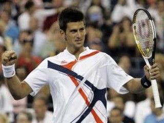 Zverenec slovenskéh trénera Vajdu Novak Djokovič oslavuje svoje víťazstvo nad Juanom Martinom Del Potrom v 3. kole US Open 2007