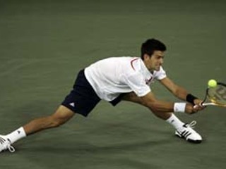 Srbský tenista Novak Djokovič predvádzal vo štvrťfinálovom zápase US Open proti Carlosovi Moyovi akrobatické kúsky. Zverenec slovenského trénera Mariána Vajdu vyhral 6:4, 7:6 (7), 6:1 a v dnešnom semifinále ho čaká ďalší Španiel David Ferrer.