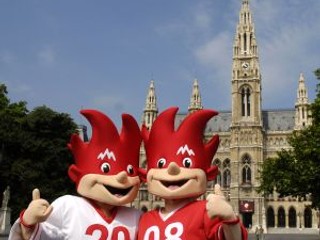 Kvalifikácia na majstrovstvá Európy 2008, ktoré sa uskutočnia v Rakúsku a Švajčiarksu (na snímke oficiálni maskoti Trix a Flix), pokračovala ďalšími zápasmi