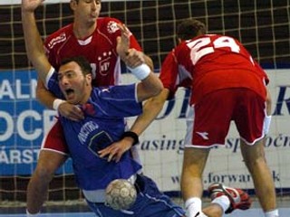 Gruzínec Irakli Gaganidze padá v súboji s Považanmi Matejom Hološkom (vľavo) a Tomášom Adamčíkom.
