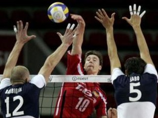 Nemec Jochen Schops smečuje loptu ponad dvojicu blokujúcich slovenských reprezentantov Barbierik - Šabo