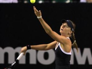 Slovenská tenistka Daniela Hantuchová podáva proti Holanďanke Elise Tamaelaovej na tenisovom turnaji WTA v Nusa Dua na ostrove Bali 12. septembra 2007.