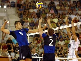 Po nahrávke kapitána slovenskej reprezentácie Michala Masného (č. 2) útočí Július Šabo. Dvadsať­osemročný Masný bol na júlovom Final Four Európskej ligy v Portugalsku vyhodnotený za najlepšieho nahrávača. V budúcej sezóne bude legionárčiť v kvalitnej poľs