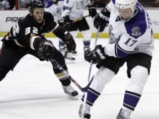 Slovenský obranca Ľubomír Všňovský striela cez Travisa Moena v prvej tretine prípravného zápasu medzi Los Angeles Kings - Anaheim Ducks