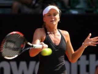Slovenská tenistka Daniela Hantuchová odráža loptičku Japonke Ajumi Moritovej počas tenisového turnaja WTA na indonézskom ostrove Bali v Nusa Dua 14. septembra 2007.