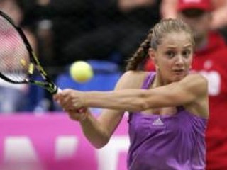 Ruská tenistka Anna Čakvetadzeová získala výhrou nad Taliankou Francescou Schiavoneovou dôležitý prvý bod pre domáce hráčky vo finále Fed Cupu v Moskve