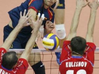 Španiel Miguel Falasca smečuje cez dvojicu blokujúcich Rusov Sergey Tetyukhin - Alexey Kuleshov vo finále ME