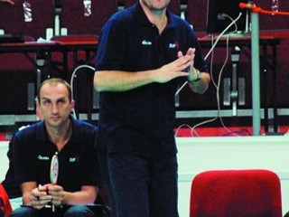 Slovenský tréner Vladimír Přidal (vpravo), vedľa neho je asistent Miroslav Palgut.