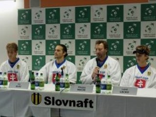 Zľava Martin Kližan, Ivo Klec, nehrajúci kapitán Miloš Mečíř a Lukáš Lacko na  tlačovej konferencii slovenského daviscupového tímu v Bratislave 17.septembra 2007 pred víkendových daviscupovým stretnutím s Kóreou.