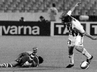 Urbánek vyzvŕtal aténsku obranu, strelil gól, bol však jediný. FOTO SME - MILAN DAVID