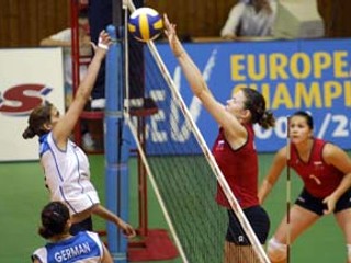 Blokuje Gogolová, sleduje ju Gönciová (č. 1).