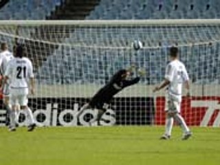 Víťazný gól N'Doyea (nie je na snímke) priletel v nadstavenom čase. Na jeho umiestnenú krížnu hlavičku bol brankár Miroslav Hýll krát­ky. Artmedia prehrala v prvom zápase 1. kola Pohára UEFA s Panathinaikosom Atény 1:2.