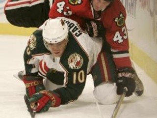 Slovenský útočník Marián Gáborík v súboji s Jamesom Wisniewskim v prípravnom zápase Chicago Black Hawks - Minnesota Wild
