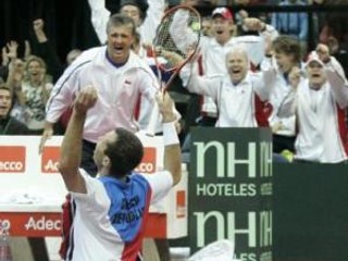 Čech Radek Štěpánek sa raduje po víťazstve nad Švajčiarom Stanislasom Wawrinkom v baráži o účasť vo svetovej skupine Davis Cupu 23. septembra 2007 v Prahe. Štěpánek zvíťazil 7:6, 6:3, 7:6 a zabezpečil česku víťazstvo 3:2.