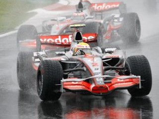 Lewis Hamilton je po havári kolegu Alonsa opäť bližšie k zisku majstrovského titulu.