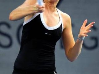 Slovenka Daniela Hantuchová odvracia loptičku Srbke Ane Ivanovičovej vo finálovom zápase turnaja Fortis Championships 30. septembra 2007 v Luxemburgu.