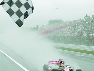 Lewis Hamilton na vozidle McLaren-Mercedes v cieli Veľkej ceny Japonska.